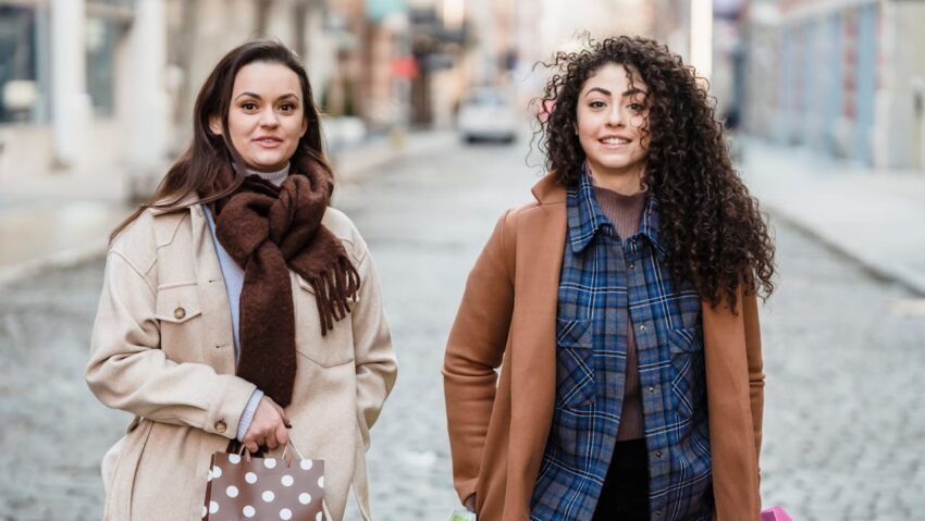 Ciocolata în garderobă: trenciul care redefinește eleganța de primăvară