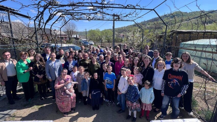 La 100 de ani, mamă a șapte copii, bunică a 16 nepoți și străbunică a 34 de strănepoți