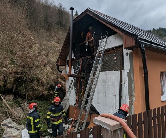 Incendiu la o locuință. O femeie a suferit un atac de panică