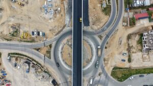 Ultimul strat de asfalt la pasajul de la Metro. Lucrarea promite trafic mai liber spre Cluj