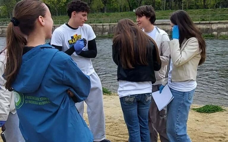 Plastic Pirates – un proiect care aduce știința mai aproape de elevi