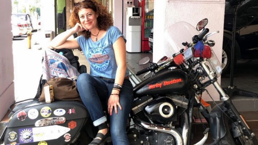 Prima femeie care a făcut înconjurul lumii de una singură pe motocicletă