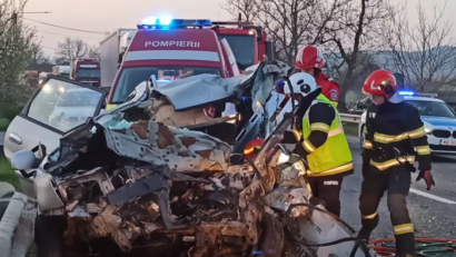 Un bărbat de 47 de ani a murit după ce mașina lui s-a ciocnit cu un autobuz