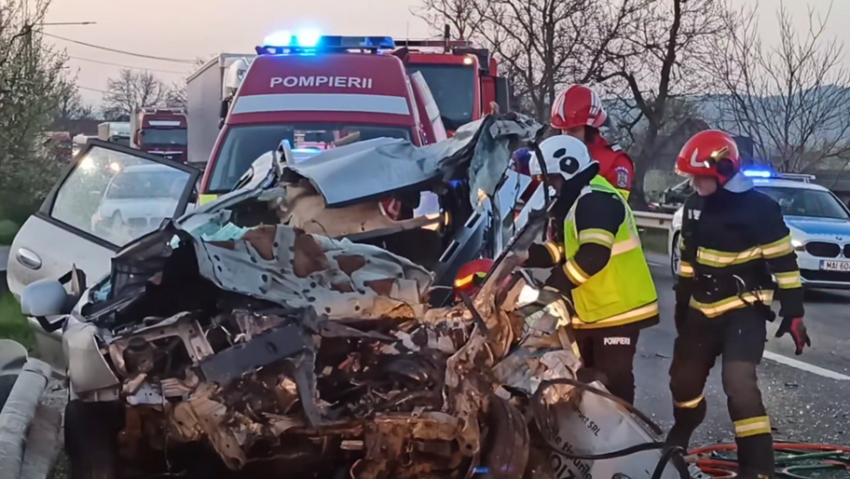 Un bărbat de 47 de ani a murit după ce mașina lui s-a ciocnit cu un autobuz