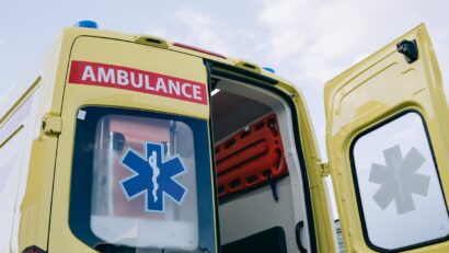 Fără precedent: un bărbat înjunghiat în inimă a fost operat în plină stradă