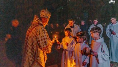 „Cristos a înviat! – Vigilia pascală, celebrată de trei episcopi la catedrala romano-catolică din Oradea