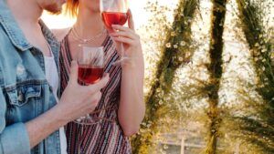 Vinul îi ajută mai mult pe bărbați decât pe femei