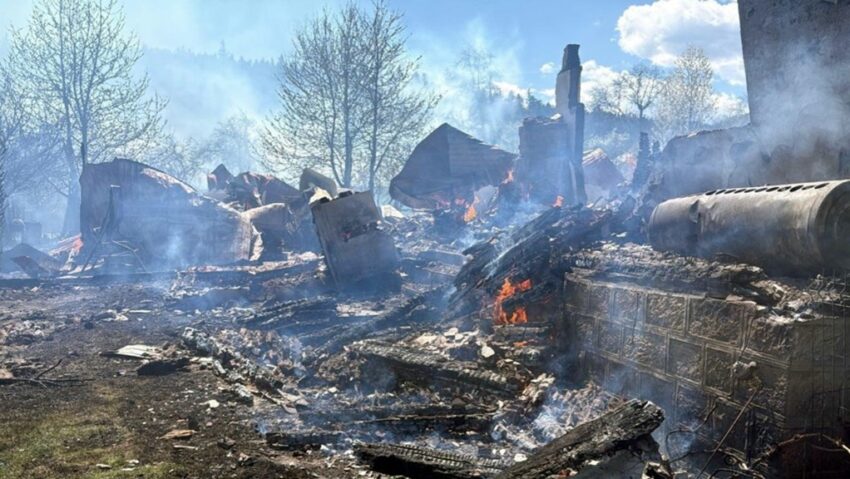 Incendiu devastator: peste 30 de case au ars şi 300 de persoane au fost evacuate!
