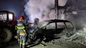 Un atelier auto, un garaj și un autoturism, toate mistuite de flăcări în incendiu!