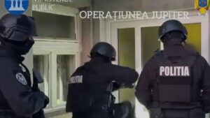 Percheziții la comercianți care vând haine fake