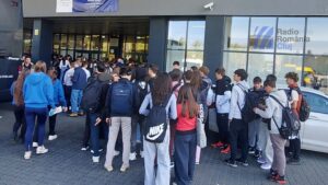 O plimbare printre standuri și alegeri de viitor | AUDIO