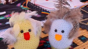 Primăvara prinsă în fire colorate | AUDIO