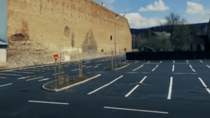 Mai multe locuri de parcare în oraș