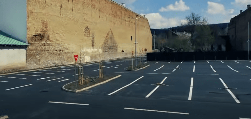 Mai multe locuri de parcare în oraș