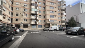 Peste 2.300 de lei pentru un loc de parcare de domiciliu, pe o platformă de licitații