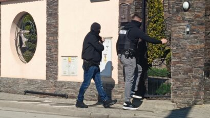 Trei angajați ai Consiliului Județean Bistrița-Năsăud au ajuns la DNA Cluj pentru audieri