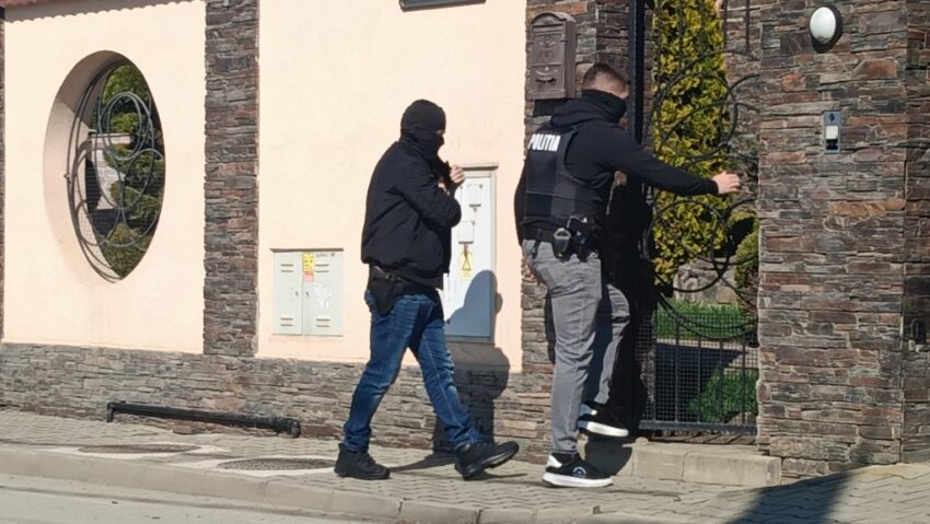 Trei angajați ai Consiliului Județean Bistrița-Năsăud au ajuns la DNA Cluj pentru audieri