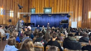 #Staisigurpenet: 200 de elevi clujeni au participat la o dezbatere despre siguranța online, organizată la Radio Cluj