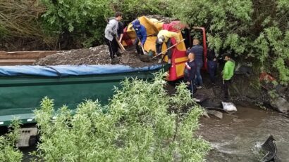Șofer blocat într-o autobasculantă răsturnată