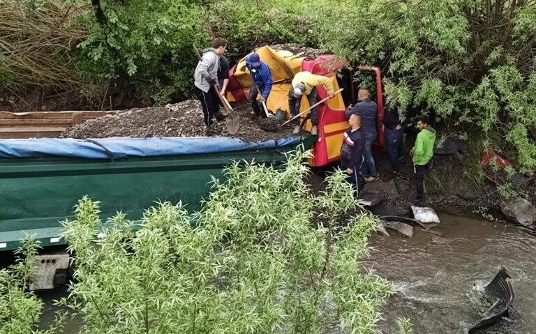 Șofer blocat într-o autobasculantă răsturnată
