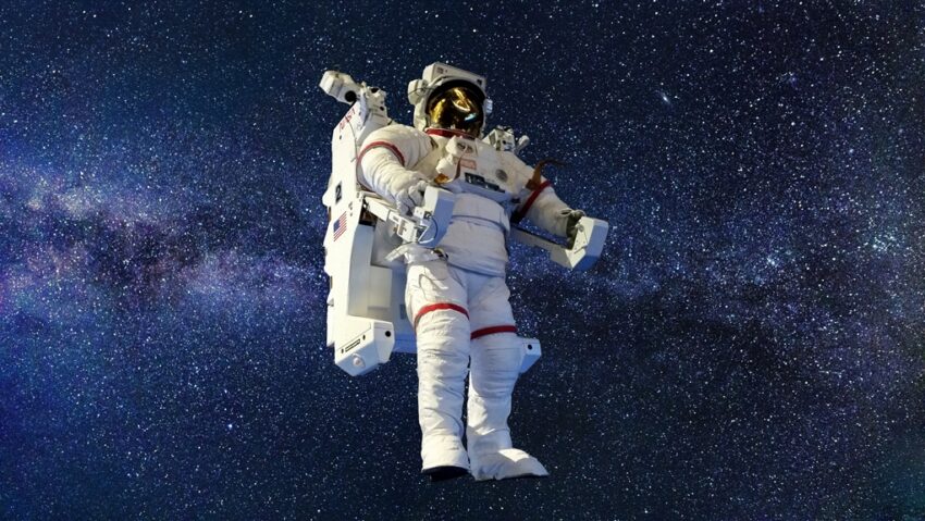 Un campion olimpic testează un aparat pentru astronauți