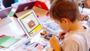 Surprize pentru copii: ateliere creative Minecraft și personaje Disney