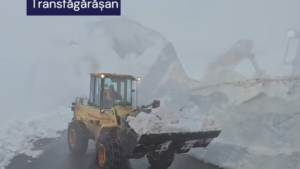 Deszăpezirea Transfăgărăşanului a ajuns în cea mai dificilă zonă