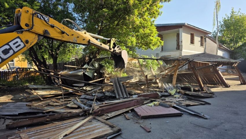 Garajele ridicate ilegal pe domeniul public continuă să fie demolate de Primărie