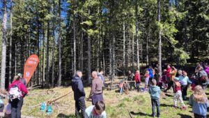 Copiii plantează pădure la Băișoara | AUDIO