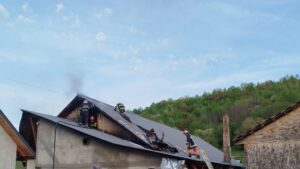 O hală cu material lemnos a luat foc