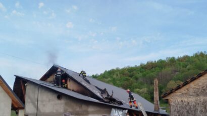 O hală cu material lemnos a luat foc