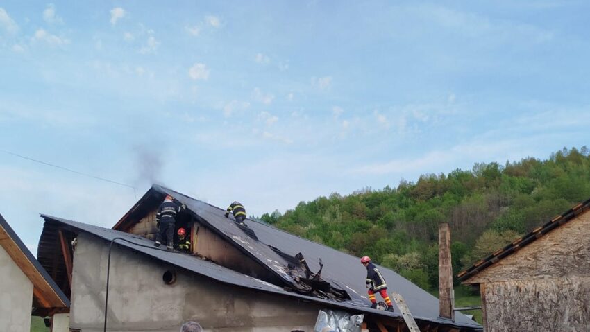 O hală cu material lemnos a luat foc