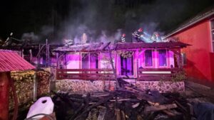 Case și mașini făcute scrum: două incendii de proporții în mai puțin de 24 de ore