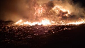 Incendiu violent, în inima nopții. Flăcări pe sute de metri