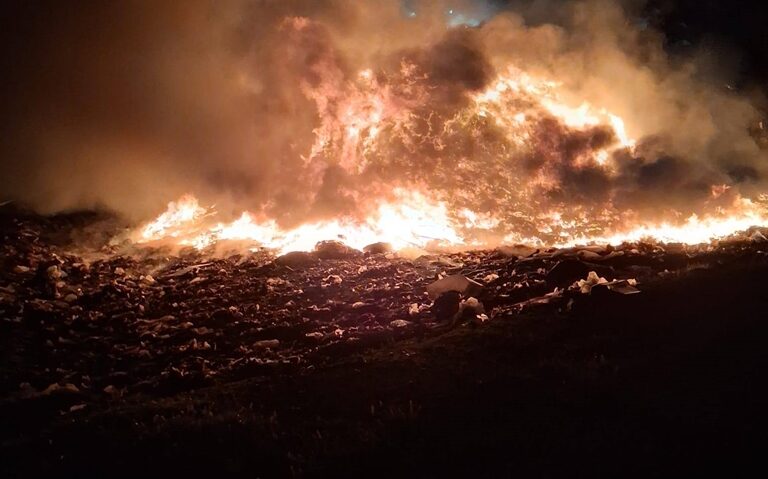 Incendiu violent, în inima nopții. Flăcări pe sute de metri