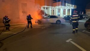 Incendiu la o mașină hibrid