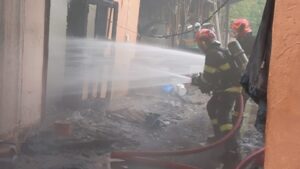 Flăcări violente într-o gospodărie