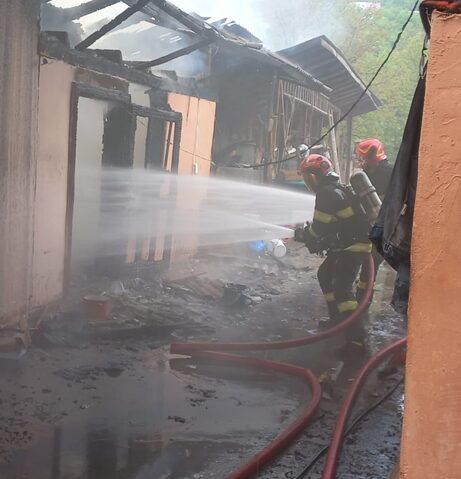 Flăcări violente într-o gospodărie