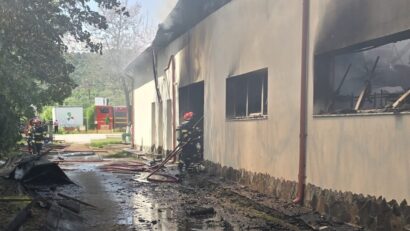 Incendiu puternic la o hală, o locuință și mai multe autoturisme – FOTO