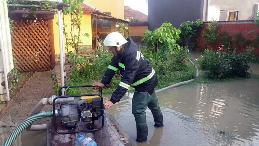 Furtuna a făcut probleme în Bihor. Pompierii au intervenit în Beiuș și Săcueni