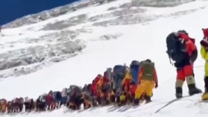 Record istoric pe Everest: mii de alpiniști urcă spre vârf
