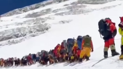 Record istoric pe Everest: mii de alpiniști urcă spre vârf
