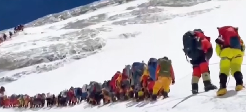 Record istoric pe Everest: mii de alpiniști urcă spre vârf