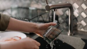 Evitați dușul sau spălatul vaselor în timpul furtunii!