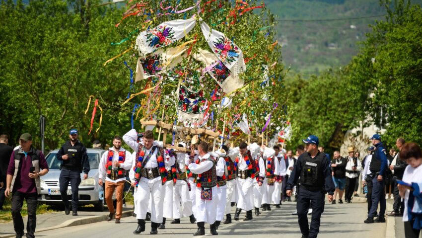 Primul om care a ieșit anul acesta la arat a fost sărbătorit la„Tânjaua Hotenarilor”