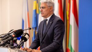Sesiune live de întrebări şi răspunsuri despre Legea salarizării, organizată de ministrul Dragoș Pîslaru