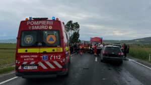 Grav accident de circulație: 4 maşini şi 15 persoane sunt implicate