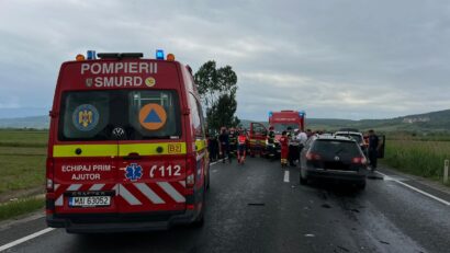 Grav accident de circulație: 4 maşini şi 15 persoane sunt implicate