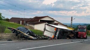 Accident grav pe DN1: o femeie a murit, trei persoane au fost rănite după impactul dintre două autoturisme și două TIR-uri