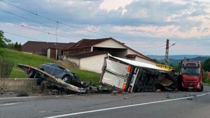 Accident grav pe DN1: o femeie a murit, trei persoane au fost rănite după impactul dintre două autoturisme și două TIR-uri